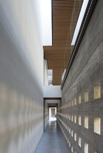 Un edificio de cemento y de bloques de cemento, por Vector Architects
