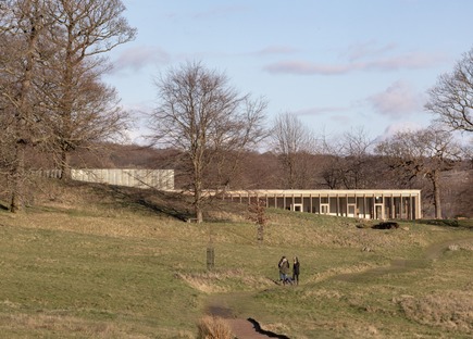 Cemento estratificado y madera en el Yorkshire Sculpture Park de Feilden Fowles Architects
