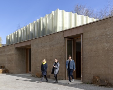 Cemento estratificado y madera en el Yorkshire Sculpture Park de Feilden Fowles Architects
