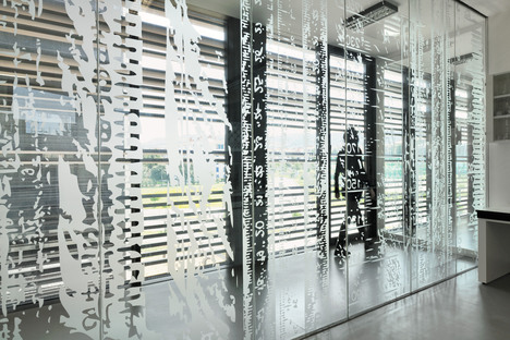 Campus universitario de vidrio, acero y cemento, por Dekleva Gregoric Architects

