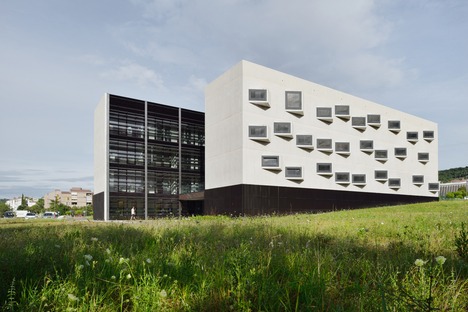 Campus universitario de vidrio, acero y cemento, por Dekleva Gregoric Architects
