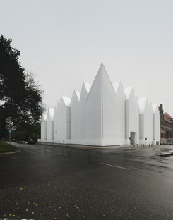 Una filarmónica de vidrio y aluminio, por Barozzi Veiga
