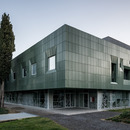 Fachada con doble capa de aluminio microperforado para la Casa Verde, por LDA.iMDA
