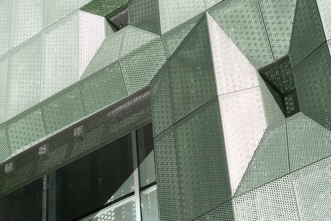 Fachada con doble capa de aluminio microperforado para la Casa Verde, por LDA.iMDA
