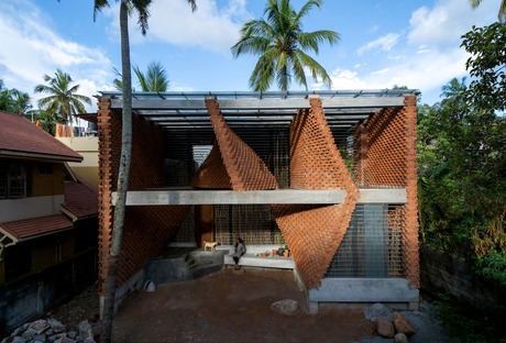 La Pirouette House, de ladrillos, por Wallmakers Architects
