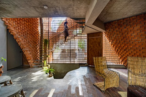 La Pirouette House, de ladrillos, por Wallmakers Architects

