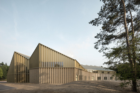 Park Pavilion, de madera y ladrillos, por Monadnock & De Zwarte Hond
