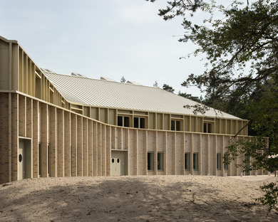 Park Pavilion, de madera y ladrillos, por Monadnock & De Zwarte Hond
