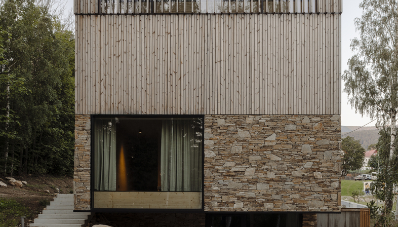 Apartamentos de madera y piedra, por Studio de.materia
