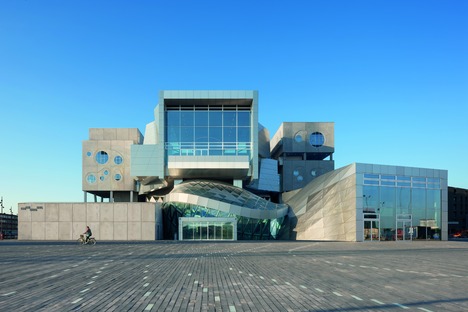 House of Music, por CoopHimmelb(l)au, de acero, concreto y aluminio
