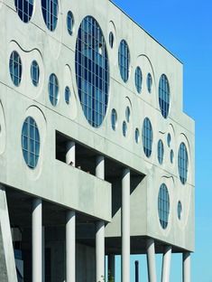 House of Music, por CoopHimmelb(l)au, de acero, concreto y aluminio
