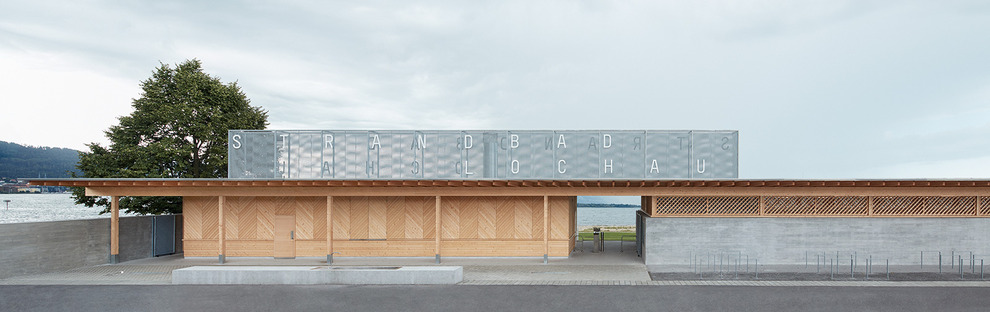 Establecimiento balneario lacustre de madera, por Matt Innauer
