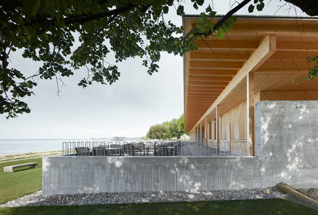 Establecimiento balneario lacustre de madera, por Matt Innauer

