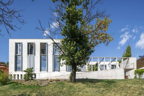 Casa wagneriana de cemento, por los arquitectos de B.K.P.Š.
