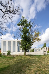 Casa wagneriana de cemento, por los arquitectos de B.K.P.Š.
