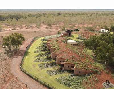 Casas de tierra apisonada en Australia, por Luigi Rosselli 
