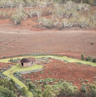 Casas de tierra apisonada en Australia, por Luigi Rosselli 
