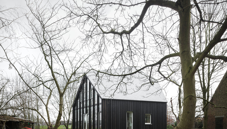 Una casa de madera, cal, cáñamo y paja, por NU Architectuur
