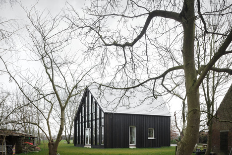 Una casa de madera, cal, cáñamo y paja, por NU Architectuur
