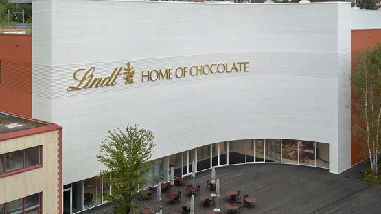La Home of Chocolate, por Christ & Gantenbein, de ladrillos esmaltados y cemento armado
