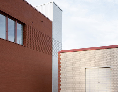 La Home of Chocolate, por Christ & Gantenbein, de ladrillos esmaltados y cemento armado
