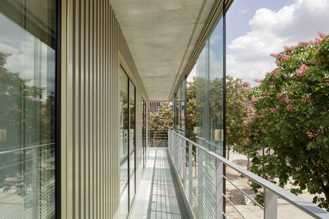 Apartamentos de interés social, de vidrio y cemento, por Atelier Kempe Thill
