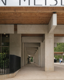 Reception building por NU architectuuratelier, de cemento y madera
