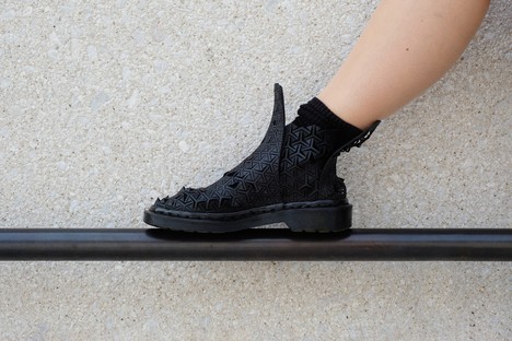 Los zapatos auxéticos impresos en 3D por Wertel Oberfell se adaptan continuamente a la forma del pie
