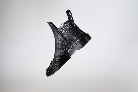 Los zapatos auxéticos impresos en 3D por Wertel Oberfell se adaptan continuamente a la forma del pie
