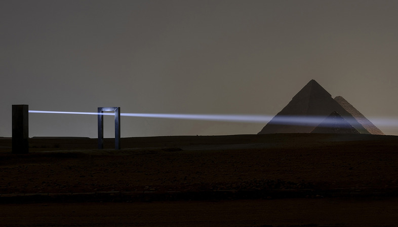 Portal of Light, la instalación de Emilio Ferro delante de las pirámides de Guiza
