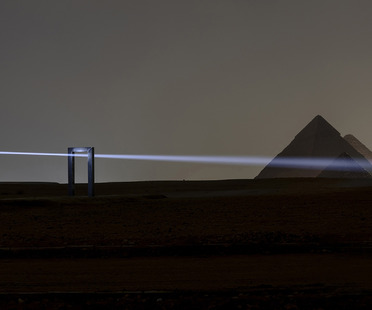 Portal of Light, la instalación de Emilio Ferro delante de las pirámides de Guiza
