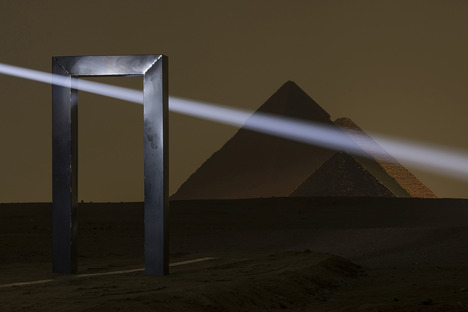 Portal of Light, la instalación de Emilio Ferro delante de las pirámides de Guiza
