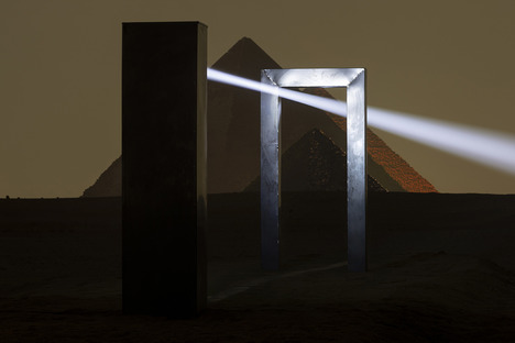 Portal of Light, la instalación de Emilio Ferro delante de las pirámides de Guiza
